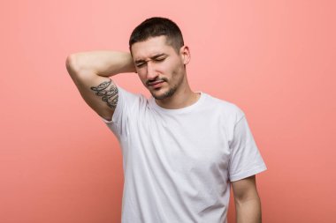 Sabit yaşam tarzından dolayı boyun ağrısı çeken sıradan bir genç..