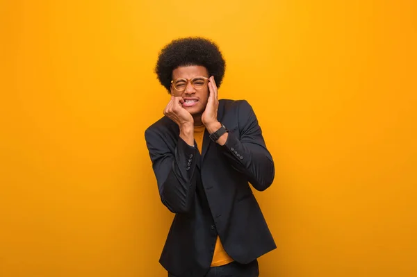 Jovem Empresário Afro Americano Homem Sobre Uma Parede Laranja Desesperada — Fotografia de Stock