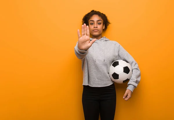 Giovane Fitness Donna Nera Mettendo Mano Davanti Tenere Pallone Calcio — Foto Stock