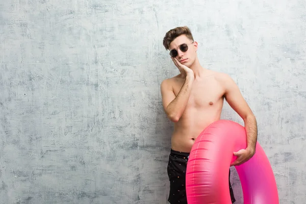 Joven Sosteniendo Una Rosquilla Inflable Rosa Con Traje Baño Que —  Fotos de Stock