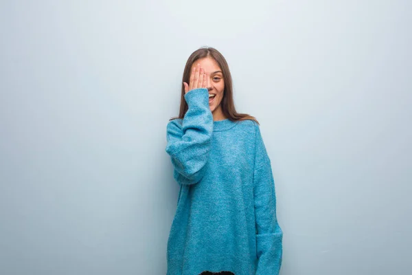 Jovem Mulher Bonita Vestindo Uma Camisola Azul Gritando Feliz Cobrindo — Fotografia de Stock