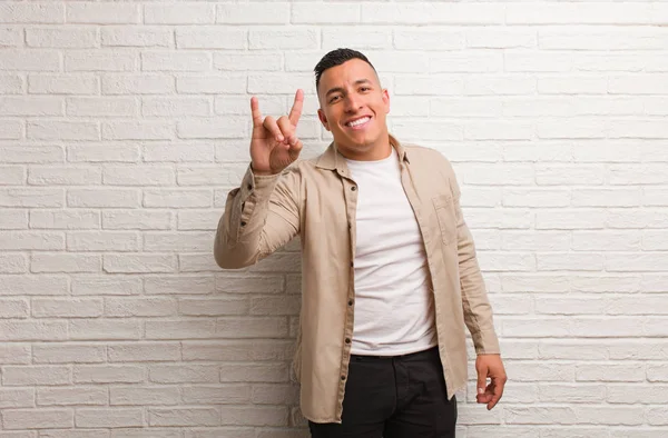 Mladý Latinský Muž Dělá Rockové Gesto — Stock fotografie
