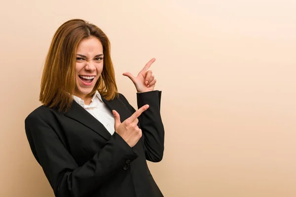 Young Caucasian Business Woman Pointing Forefingers Copy Space Expressing Excitement — Stock Photo, Image