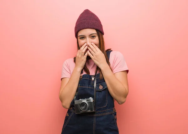 Junge Süße Fotografin Die Über Etwas Lacht Und Mund Mit — Stockfoto