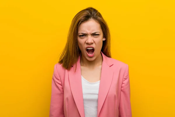 Joven Mujer Negocios Moda Gritando Muy Enojado Agresivo — Foto de Stock