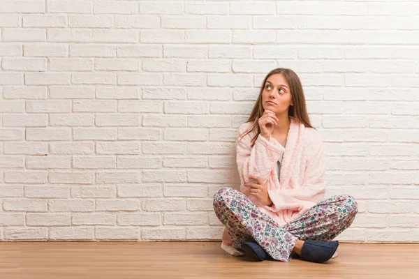 Şüphe Pijama giyiyor ve karışık genç kadın