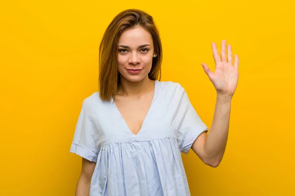 Joven Bonita Joven Sonriente Alegre Mostrando Número Cinco Con Los — Foto de Stock