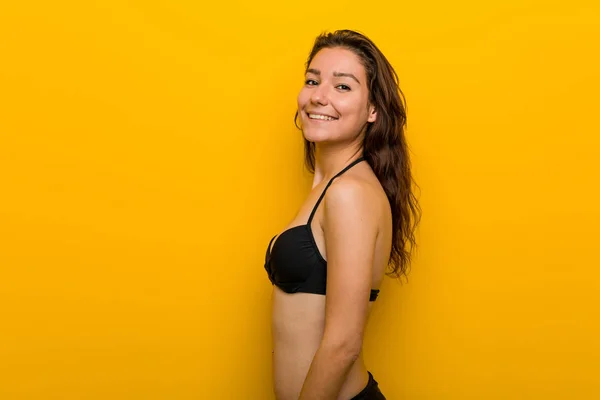 Bikini Giyen Genç Avrupalı Kadın Gülümseyen Neşeli Keyifli Bir Kenara — Stok fotoğraf
