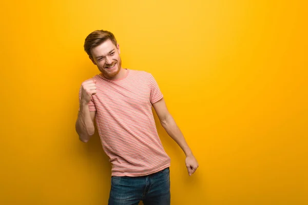 Jovem Ruiva Homem Dançando Divertindo — Fotografia de Stock