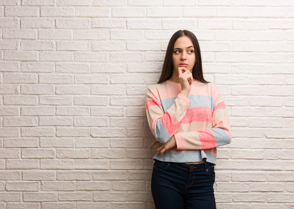 Jovem Mulher Moderna Duvidando Confuso — Fotografia de Stock