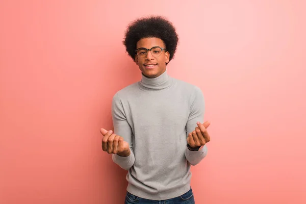 Jovem Afro Americano Sobre Uma Parede Cor Rosa Fazendo Gesto — Fotografia de Stock