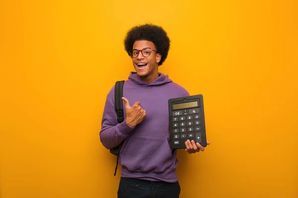 Jovem Estudante Afro Americano Segurando Uma Calculadora Surpreso Sente Bem — Fotografia de Stock