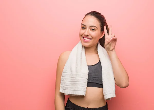 Joven Mujer Fitness Divertida Feliz Haciendo Gesto Victoria —  Fotos de Stock