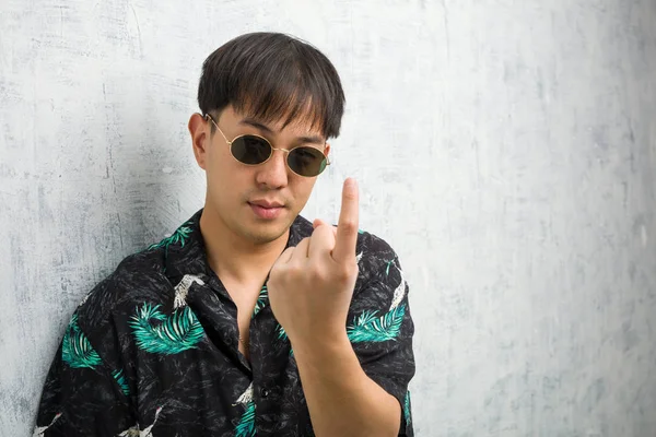 Young Chinese Man Wearing Summer Outfit Inviting Come — ストック写真