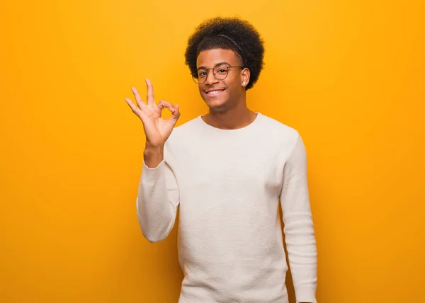 Turuncu Bir Duvarın Üzerinde Neşeli Kendinden Emin Genç Afro Amerikan — Stok fotoğraf