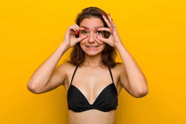 Junge Europäerin Bikini Hält Die Augen Offen Eine Erfolgschance Finden — Stockfoto