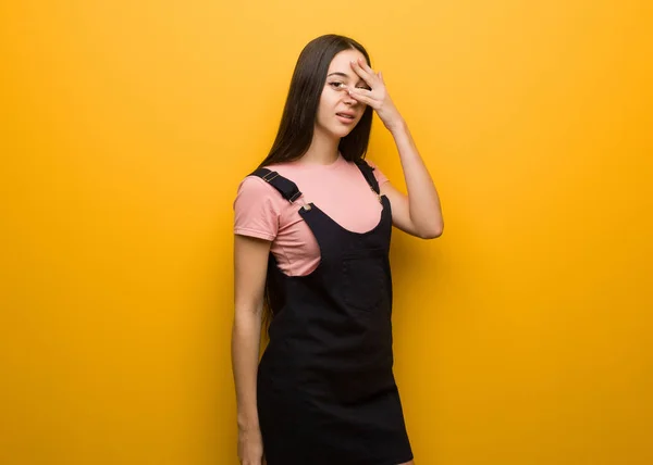 Jovem Menina Bonita Natural Envergonhado Rindo Mesmo Tempo — Fotografia de Stock