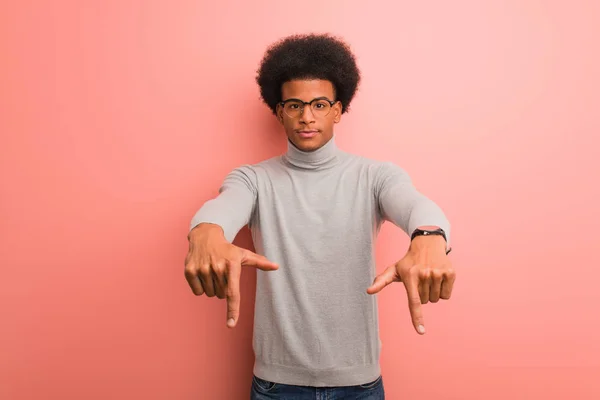 Young African American Man Pink Wall Pointing Bottom Fingers — Stock Photo, Image