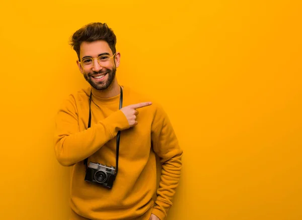 Joven Fotógrafo Sonriendo Señalando Lado — Foto de Stock