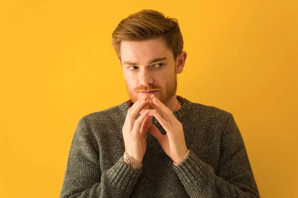 Genç kızıl saçlı adam yakın plan yapıyor.