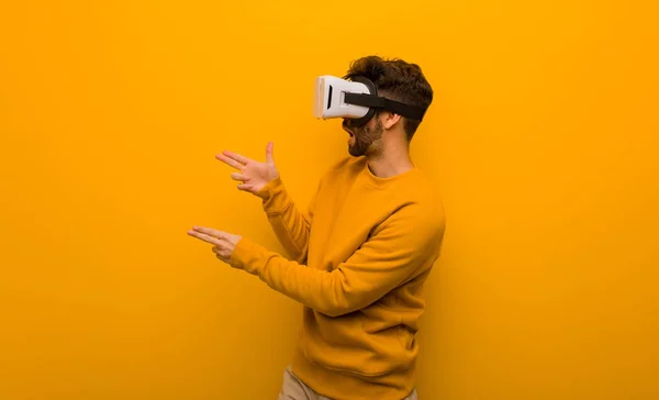 Joven con gafas de realidad virtual —  Fotos de Stock