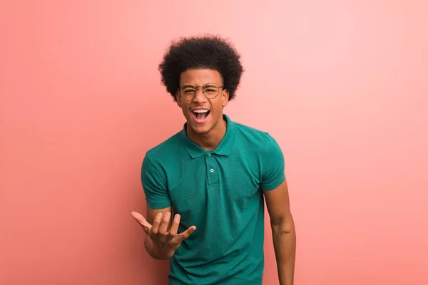 Joven Afroamericano Hombre Sobre Una Pared Rosa Muy Asustado Asustado — Foto de Stock