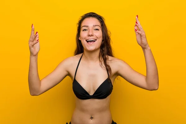 Bikini Giyen Genç Avrupalı Kadın Hoş Bir Sürpriz Yaşıyor Heyecanlı — Stok fotoğraf