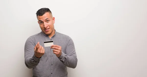 Joven Latino Sosteniendo Una Tarjeta Crédito Invitando Venir — Foto de Stock