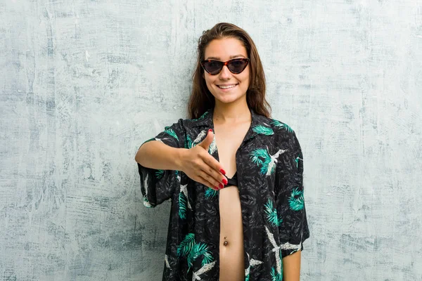 Bikini Giyen Genç Avrupalı Kadın Selamlaşma Jestinde Kameraya Elini Uzatıyor — Stok fotoğraf
