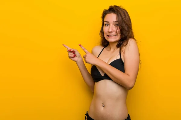 Giovane Donna Europea Che Indossa Bikini Scioccato Puntando Con Dita — Foto Stock