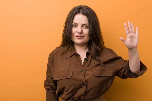 Young Curvy Russian Woman Smiling Cheerful Showing Number Five Fingers — 스톡 사진
