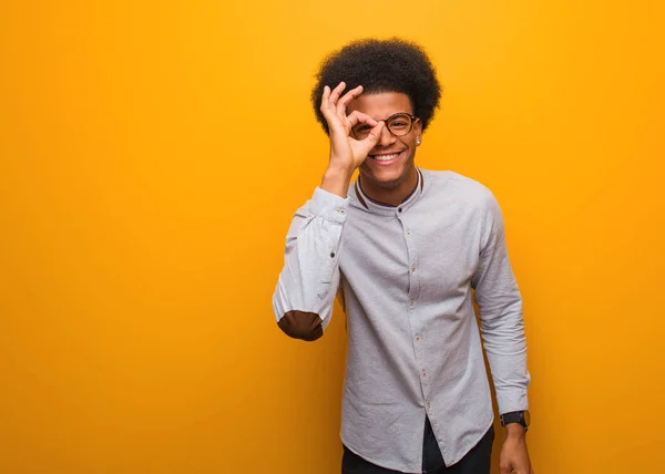 Young African American Man Orange Wall Confident Doing Gesture Eye — Stock Photo, Image