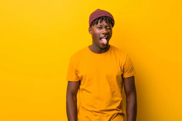 Jeune Homme Noir Portant Des Rastas Sur Fond Jaune Drôle — Photo