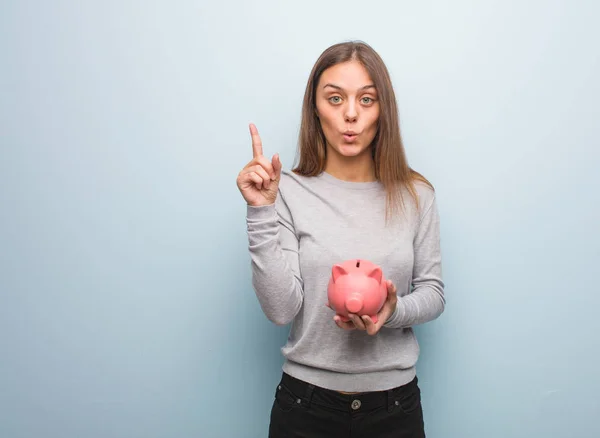 Joven Mujer Bastante Caucásica Que Tiene Una Gran Idea Concepto — Foto de Stock