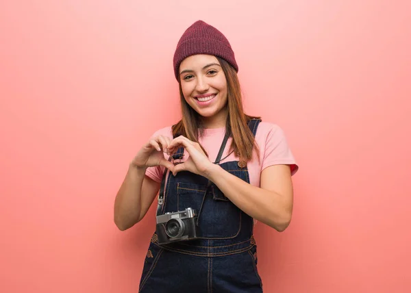 Ung Söt Fotograf Kvinna Gör Hjärtform Med Händer — Stockfoto