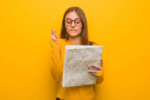 Joven Mujer Bastante Caucásica Cruzando Los Dedos Para Tener Suerte — Foto de Stock