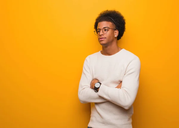 Joven Hombre Afroamericano Sobre Una Pared Naranja Sonriendo Confiado Cruzando — Foto de Stock