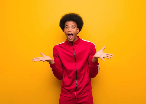 Joven Hombre Negro Deportivo Sobre Una Pared Naranja Celebrando Una — Foto de Stock