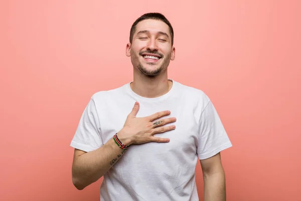 Jovem Homem Casual Voz Alta Mantendo Mão Peito — Fotografia de Stock