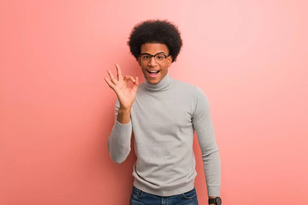 Νεαρός Αφροαμερικάνος Πάνω Από Ένα Ροζ Τοίχο Χαρούμενος Και Σίγουρος — Φωτογραφία Αρχείου