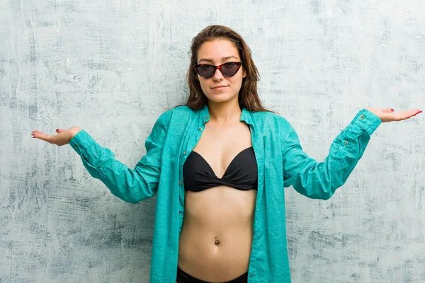 Bikini Giyen Genç Avrupalı Kadın Sorgulama Jesti Için Omuzlarını Silkiyor — Stok fotoğraf