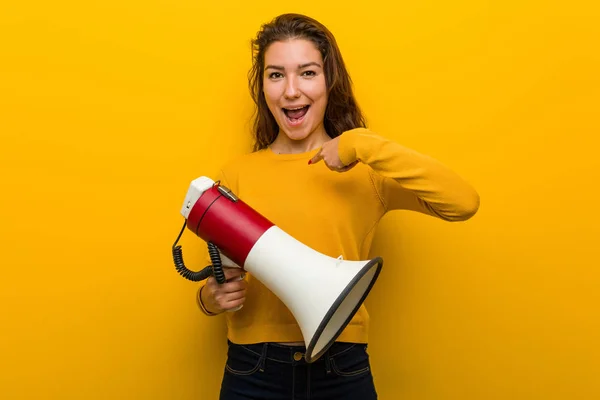 Jonge Europese Vrouw Met Een Megafoon Verrast Wijzend Naar Zichzelf — Stockfoto