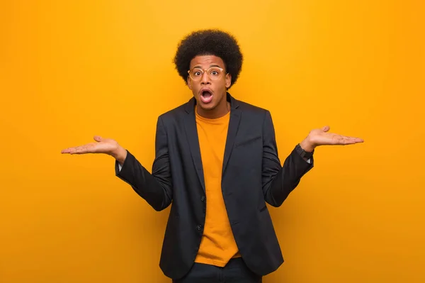 Fiatal Üzlet Afro Amerikai Férfi Egy Narancssárga Fal Felett Zavaros — Stock Fotó