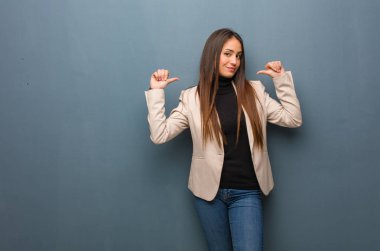 Genç iş kadını parmak işaret, örnek takip etmek