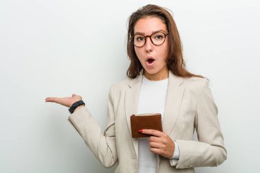 Elinde cüzdan tutan Avrupalı genç bir iş kadını, avuç içi fotokopi alanını elinde tutmaktan etkilendi.