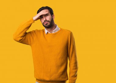 Genç doğal adam yorgun ve çok uykulu