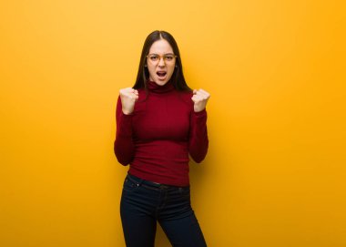 Entelektüel genç kız çok öfkeli ve agresif çığlık