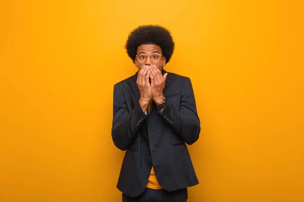 Jovem Empresário Afro Americano Homem Sobre Uma Parede Laranja Muito — Fotografia de Stock