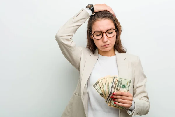 Junge Europäische Geschäftsfrau Die Dollarnoten Der Hand Hält Ist Schockiert — Stockfoto