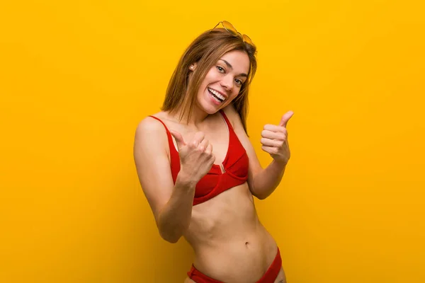 Giovane Donna Caucasica Che Indossa Bikini Occhiali Sole Alzando Entrambi — Foto Stock